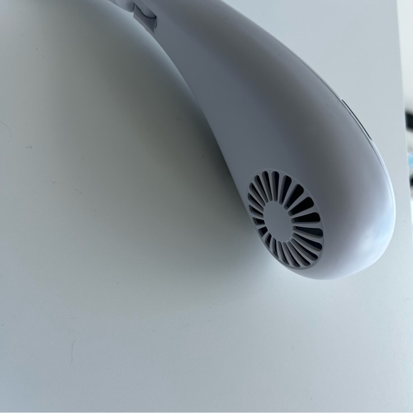 Portable Wearable Neck Fan - Rechargable - Picture 3 of 9